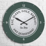 Custom Golf Ball Sports Golfer Quote Green Black Grote Klok<br><div class="desc">Het ontwerp is voorzien van een aangepaste golfsjabloon die het mogelijk maakt dit schattige idee voor de levendige golfer te personaliseren. Gebruik de sjabloon om "Tijd van het T-shirt"te houden of uw eigen douanenaam of gepersonaliseerde tekst tot 17 karakters toe te voegen! Een realistisch afbeelding van een golfbal ligt in...</div>