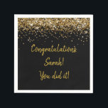 Custom Graduation Party Gepersonaliseerd Zwart & G Servet<br><div class="desc">Aangepaste afstuderen afstudeerfeest servetten,  zwart en gouden sparkle servetten,  twinkle glitter servetten voor afstuderen,  sparkly gold en zwart feest,  afstudeerfeest cocktail diner servetten,  middelbare school kleuterschool uni vrijgezellen,  verpleegfeest van afstudeerder diploma,  College University 2023 2024 Masters PhD,  gunst servetten voor verjaardagsfeest,  gepersonaliseerde afstudeerfeest servet</div>