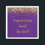 Custom Graduation Party Gepersonaliseerde Paarse & Servet<br><div class="desc">Aangepaste afstuderen afstudeerfeest servetten,  zwart en goud sparkle servet,  twinkle glitter servetten voor afstuderen,  sprankelend paarse en gouden feest,  afstudeerfeest cocktaildiner servetten,  middelbare school kleuterschool uni bachelors,  verpleegkundig feest van afstudeerder mate,  hogeschool University 2026 2024 2025 Masters PhD,  gunst servetten voor verjaardagsfeest,  gepersonaliseerde afstudeerfeest servet</div>