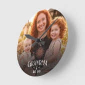 Custom Grandma Est Modern White Script Photo Ronde Klok (Hoek)