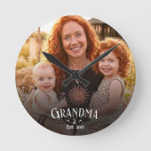 Custom Grandma Est Modern White Script Photo Ronde Klok (Voorkant)