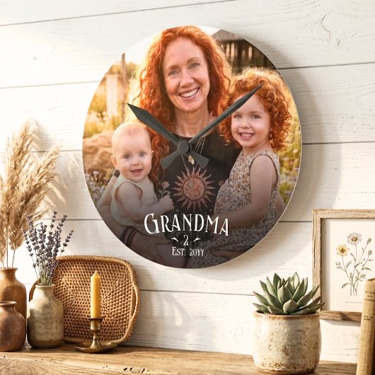 Custom Grandma Est Modern White Script Photo Ronde Klok