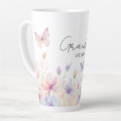 Custom Grandma Est. Year - Flower and Butterfly Latte Mok (Linkerhoek)