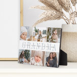 Custom Grandma Grandchildren Photo Collage Fotoplaat<br><div class="desc">Creëer een cadeautje voor oma met deze zes fotocollage plaque. "GRANDMA" wordt in het midden weergegeven in de tekst met grijze tekens,  met een aangepast bericht en de namen van kleinkinderen overschreven.</div>