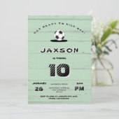 Custom Green Soccer Birthday Invitation Kaart (Staand voorkant)