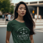 Custom Green White Law School Afstuderen T-shirt<br><div class="desc">Dit aangepaste groene wet school afstuderen t-shirt is voorzien van witte typografie voor een klasse van 2025 afstuderen. Pas je aan met je afstudeerjaar onder de schalen van gerechtigheid voor een geweldig gepersonaliseerd t-shirt voor herdenkingsadvocaten voor hun hogeschool of universiteit.</div>