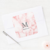 Custom Grijs Monogram en Naam op Faux Roze Marmer Vierkante Sticker (Envelop)