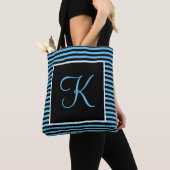 Custom Groot Initiaal Blauw en Zwart Gestreept Tote Bag (Dichtbij)