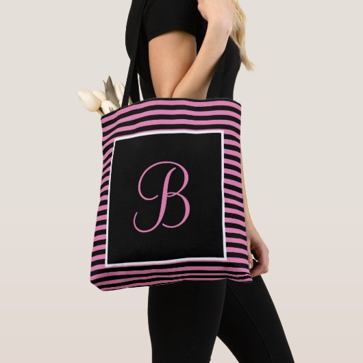 Custom Groot Initiaal Roze en Zwart Gestreept Tote Bag (Dichtbij)