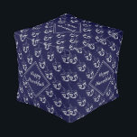 Custom Hanukkah Dreidel Poef<br><div class="desc">Stijlvolle middernacht marineblauw CUBE POUF om HANUKKAH te vieren. Zeemacht en zilver grijs kleurenthema met overal een zilvergrijze DREIDEL. Er is aanpasbare plaatsaanduidingstekst aan weerszijden (niet gekoppeld) met de vermelding HAPPY HANUKKAH, zodat u zich kunt personaliseren met uw eigen groet(len) en/of naam(en) (van vergelijkbare lengte). De gelijke huisdecor en andere...</div>
