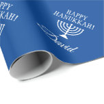 Custom Happy Hanukkah blue Jewish Holiday Cadeaupapier<br><div class="desc">Aangepast Happy Hanukkah blauw en wit Joods Vakantiedagen pakpapier. De persoonlijke cadeauomslag rolt met naam en menorah kaarthouder. Voeg uw eigen douanenaam,  kerstgroet of monogram letters toe. Elegant Holiday-ontwerp met decoratief patroon van religieus symbool. Steen of glanzende afwerking.</div>