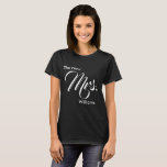 Custom Het nieuwe Mrs Black T-shirt<br><div class="desc">Personaliseer dit 'de nieuwe Mrs' t-shirt met de nieuwe naam van de bruid. Mevrouw verschijnt in wit schrift (typografie).</div>