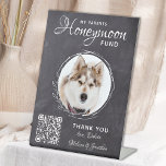 Custom Honeymoon Fund Custom Dog Photo Pet Wedding Reclamebord Met Voetstuk<br><div class="desc">Let your best dog be in charge of your honeymoon with this custom pet photo honeymoon fund sign. Perfect for dog lovers, and a dog honeymoon fund will be a hit at your wedding. Rustic chalkboard with black and white botanical eucalyptus leaves. "My Parents Honeymoon Fund" Customize this pet wedding...</div>