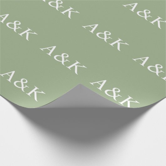Custom Initials on Sage Green Wedding Cadeaupapier (Hoek)
