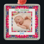 Custom Jolly Happy First Christmas Photo Lijst Metalen Ornament<br><div class="desc">Aangepaste Jolly en feestelijke Kerst Foto Afbeelding Lijst Square Tree Ornament. Een kleurrijke en heldere decoratie. Vervang de foto en tekst door je eigen om je Yuletide herinneringen te vieren. Geef als kous filler aandenken cadeau aan familie en geliefden. In warme winterkleuren van rood, groen en sinaasappel en paarse. Met...</div>