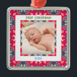 Custom Jolly Happy First Christmas Photo Lijst Metalen Ornament<br><div class="desc">Aangepaste Jolly en feestelijke Kerst Foto Afbeelding Lijst Square Tree Ornament. Een kleurrijke en heldere decoratie. Vervang de foto en tekst door je eigen om je Yuletide herinneringen te vieren. Geef als kous filler aandenken cadeau aan familie en geliefden. In warme winterkleuren van rood, groen en sinaasappel en paarse. Met...</div>