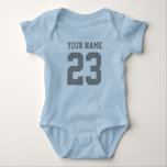 Custom jongens sport football jersey baby romper<br><div class="desc">Gepersonaliseerde football trui nummer baby romper. Aangepaste sport baby kleding voor baby jongens en meisjes. eendelige kruiper met naam van pasgeboren kind. Schattige cadeau idee voor 1e verjaardag of baby shower feest. Sportieve gestreepte sleeves unisex baby pak. Verkrijgbaar in blauw, groen, roze, grijs en wit. Neutraal ontwerp. Maak je eigen...</div>