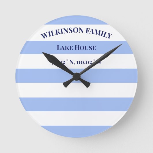 Custom Lake house Blue Stripes Ronde Klok (Voorkant)