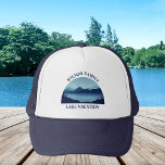 Custom Lake House Family Reunion Summer Vacking Trucker Pet<br><div class="desc">Deze coole petten van het douane-meerhuis zijn voorzien van een serene blauwe rivier omringd door bomen en uw gepersonaliseerde tekst voor een gezinshereniging,  kampeerreis of zomervakantie. Pas dit pet aan met uw achternaam of andere groepsnaam.</div>