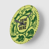 Custom Lime Green Playful Cat Clock Ronde Klok (Hoek)