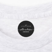 Custom logo and text round black fabric clothing  labels (Aangebracht)