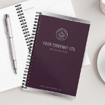 Custom Logo Elegant Bourgogne Rood Zilver Planner<br><div class="desc">Houd uw projecten op het goede spoor met dit chique en verfijnde ontwerp van de aangepaste business logo-planner. Een diepe bordeauxrode achtergrond is prachtig geaccentueerd met slanke zilveren details,  waardoor een verfijnde en elegante esthetiek ontstaat.</div>