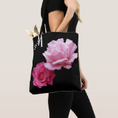 Custom M monogram roze roos moderne bloemen Tote Bag (Dichtbij)