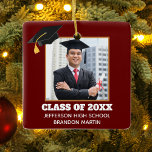 Custom Maroon Afstuderen Senior Foto 2025 Keramisch Ornament<br><div class="desc">Dit aangepaste kastanjebruine rode senior afstuderen kerstornament is voorzien van uw afstuderen foto onder een zwart afstudeerders pet. Personaliseer met je lesjaar,  school en naam voor een geweldig cadeau voor een afstuderende student.</div>