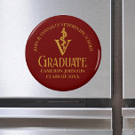 Custom Maroon Gold Veterinary School Afstuderen Magneet<br><div class="desc">Deze moderne custom maroon veterinaire geneeskunde school afstudeerfeestmagneet heeft de college afstuderen naam in elegant gouden schrift voor de klas van 2024. Pas met uw universiteit onder de dierenarts medische caduceus voor een geweldig afstuderen cadeau voor een DVM.</div>