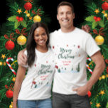 Custom Merry Christmas Snowman Familie Vakantie T-shirt<br><div class="desc">Vier het feestelijke seizoen in stijl met dit op maat gemaakte Merry Christmas unisex T-shirt met een charmante sneeuwpop, versierde kerstboom en persoonlijke familienaam. Perfect voor vakantiefoto's, familiefoto's of geschenken, dit lichte en comfortabele T-shirt is ontworpen om vakantielust te brengen. Verkrijgbaar in verschillende maten, dit hoogwaardige shirt is een doordachte...</div>