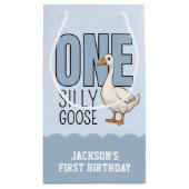 Custom Modern Blue One Silly Goose First Birthday Klein Cadeauzakje (Achterkant)
