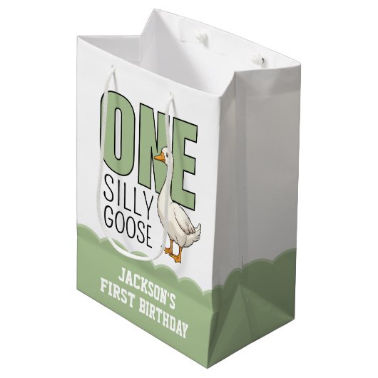 Custom Modern Green One Silly Goose First Birthday Medium Cadeauzakje (Voorkant Gekanteld)