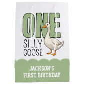Custom Modern Green One Silly Goose First Birthday Medium Cadeauzakje (Achterkant)