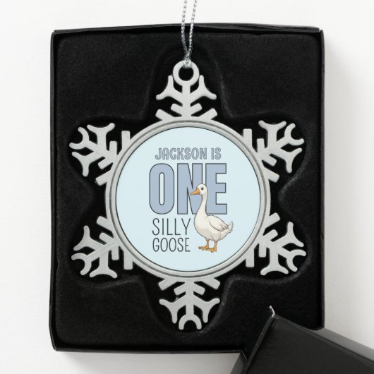 Custom Modern One Silly Goose First Birthday Tin Sneeuwvlok Ornament (Kistje)