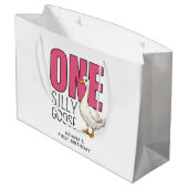Custom Modern Pink One Silly Goose 1st Birthday Groot Cadeauzakje (Achterkant Gekanteld)
