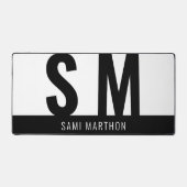 Custom Modern Zwart & Wit Eenvoudige Initialen Bureaumat (Voorkant)