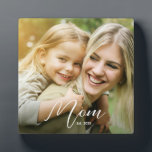 Custom Mom Established Modern Script Photo Plaque Fotoplaat<br><div class="desc">Celebrate your First Mothers Day with this soft modern Script "Custom Mom Established Modern Script Photo Plaque". This Custom Mom Established Year Plaque can be hung and it also has an attached easel, for tabletop display. It's the perfect New Mom Gift, and also great for veteran moms. This modern mom...</div>