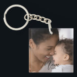 Custom Mom Established Modern Script Photo Sleutelhanger<br><div class="desc">Celebrate your First Mothers Day with this soft modern Script "Custom Mom Established Modern Script Photo Keychain". This Custom Mom Est. Year keychain is the perfect New Mom Gift, and also great for veteran moms. This modern mom style keychain makes a wonderful gift for so many gift occasions, such as...</div>