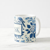 Custom Monogram Chinoiserie Blauw en Wit Koffiemok (Voorkant rechts)