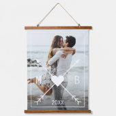 Custom Monogram Stijlvolle Liefde Hart Pijlen 2024 Hangend Wandkleed (Voorkant)