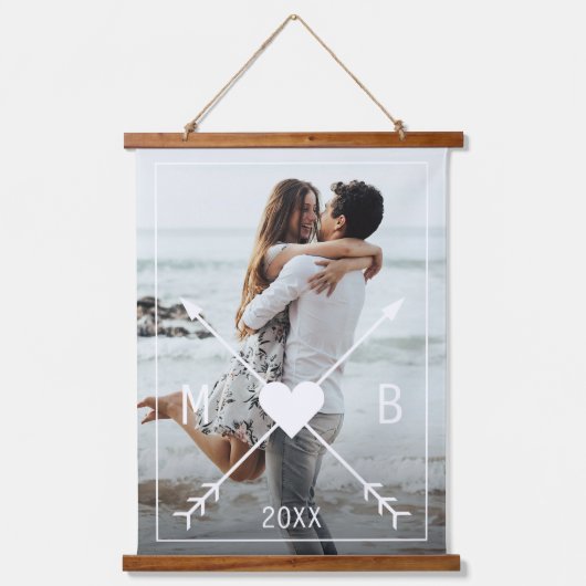 Custom Monogram Stijlvolle Liefde Hart Pijlen 2024 Hangend Wandkleed (Voorkant)