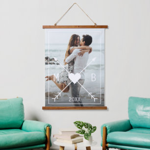 Custom Monogram Stijlvolle Liefde Hart Pijlen 2024 Hangend Wandkleed