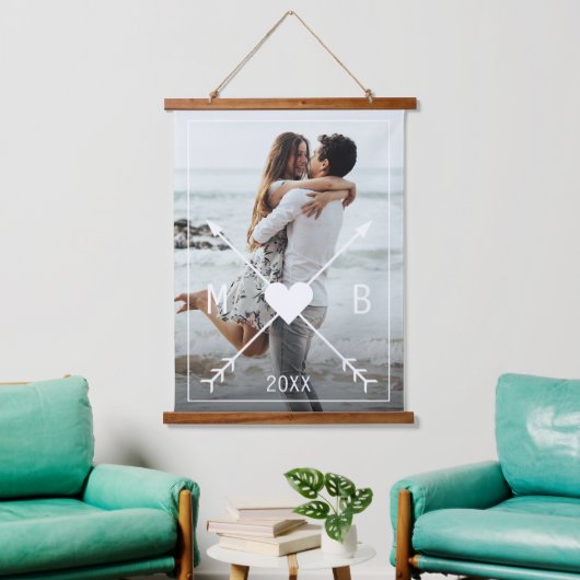 Custom Monogram Stijlvolle Liefde Hart Pijlen 2024 Hangend Wandkleed (Woonkamer)