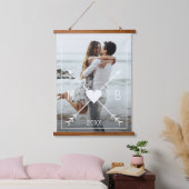 Custom Monogram Stijlvolle Liefde Hart Pijlen 2024 Hangend Wandkleed (Slaapkamer)