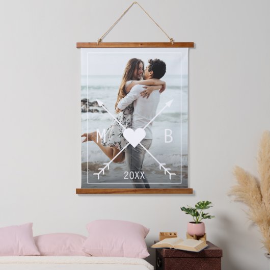 Custom Monogram Stijlvolle Liefde Hart Pijlen 2024 Hangend Wandkleed (Slaapkamer)