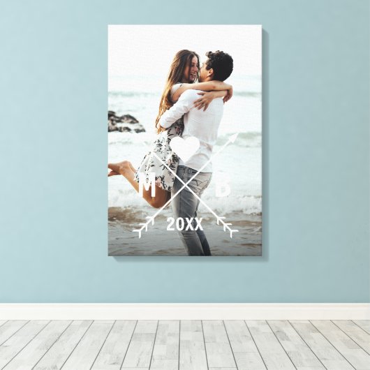 Custom Monogram Stijlvolle Liefde Paar Hart Pijlen Canvas Afdruk (Insitu (Houten vloer))