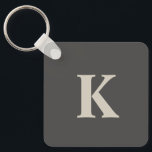 Custom Monogrammed Grey Sleutelhanger<br><div class="desc">Deze leuke sleutelhanger met je initiaal aan beide zijden van de sleutelhanger met stijlvolle grijskleuren. Pas het nu aan om uw initiaal monogram toe te voegen.</div>