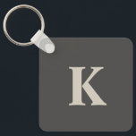 Custom Monogrammed Grey Sleutelhanger<br><div class="desc">Deze leuke sleutelhanger met je initiaal aan beide zijden van de sleutelhanger met stijlvolle grijskleuren. Pas het nu aan om uw initiaal monogram toe te voegen.</div>