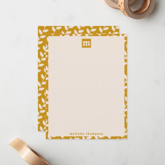 Custom Mosterd 70s Retro Leaf Patroon Monogram Notitiekaartje (Voorkant / Achterkant in situ)