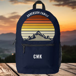 Custom Mountain Sunset Marine Blauw Wandelen Bedrukte Rugzak<br><div class="desc">Deze coole oranje  zonsondergang boven rotsachtige bergen in natuur maakt een groot afbeelding op een schattige retro marineblauwe rugzak voor een bergwandeltocht of kampeervakantie voor een familie die graag buiten en de wildernis tijd doorbrengt. Monogram met jouw naam op zak.</div>